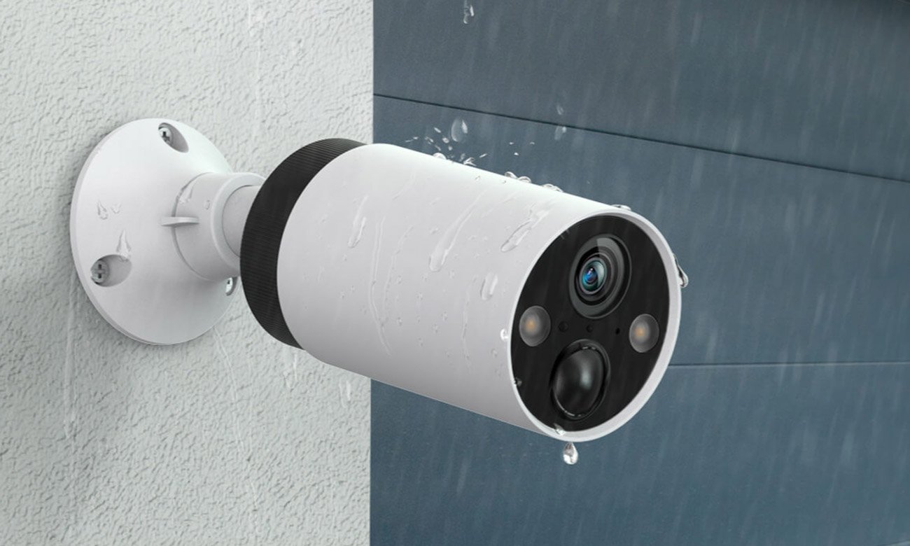 Kamera TP-Link Tapo C420S2 w czasie deszczu, zamontowana na elewacji