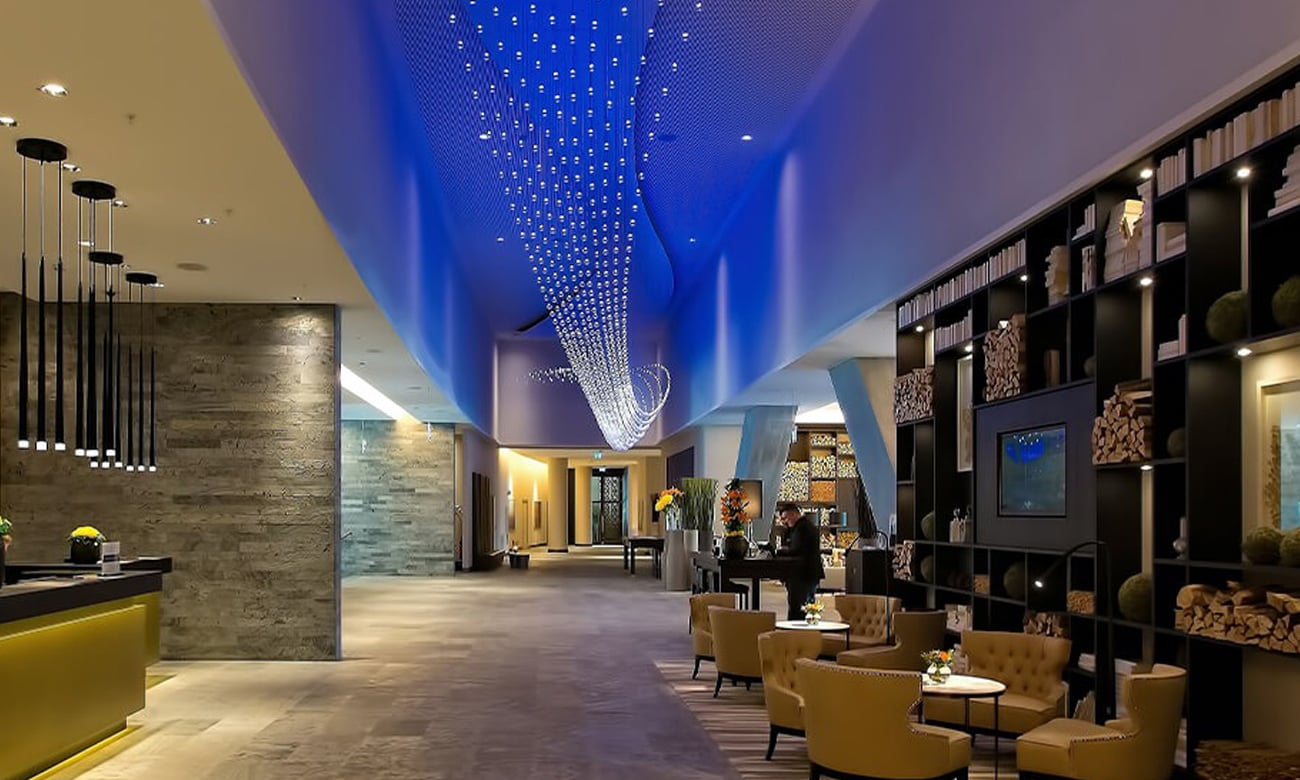 Wielokolorowa żarówka punktowa Smart Wi-Fi TP-Link Tapo L630 - Grafika lifestyle