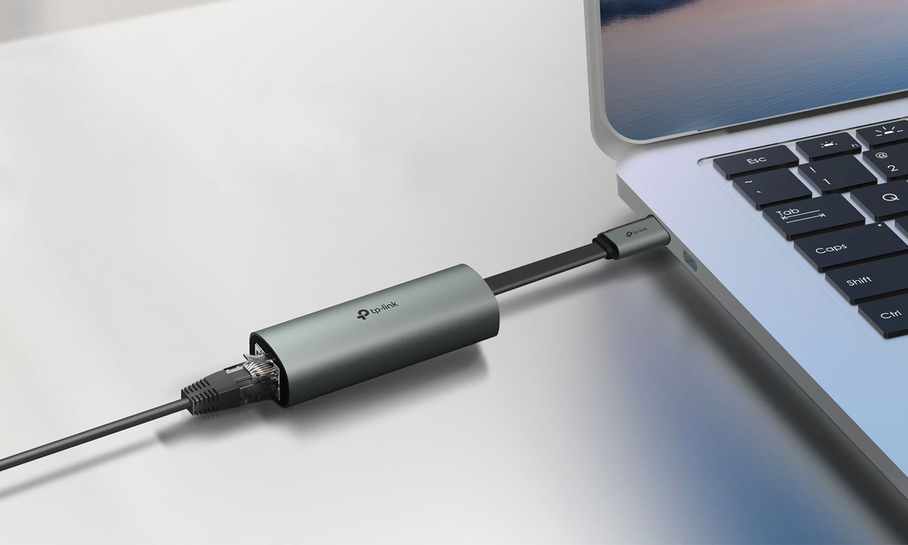 Karta sieciowa TP-Link UE302C USB Type-C do 2.5 Gigabit Ethernet - Grafika lifestyle
