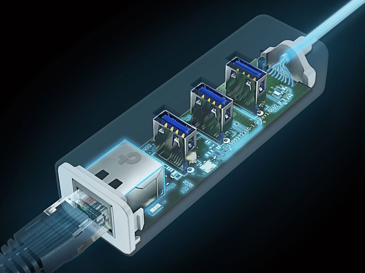 Karta sieciowa TP-Link UE330 (10/100/1000Mbit) USB 3.0 Typ C + HUB 3x USB 3.0 - Grafika lifestyle