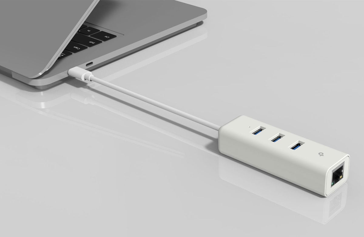 Karta sieciowa TP-Link UE330 (10/100/1000Mbit) USB 3.0 Typ C + HUB 3x USB 3.0 - Grafika lifestyle