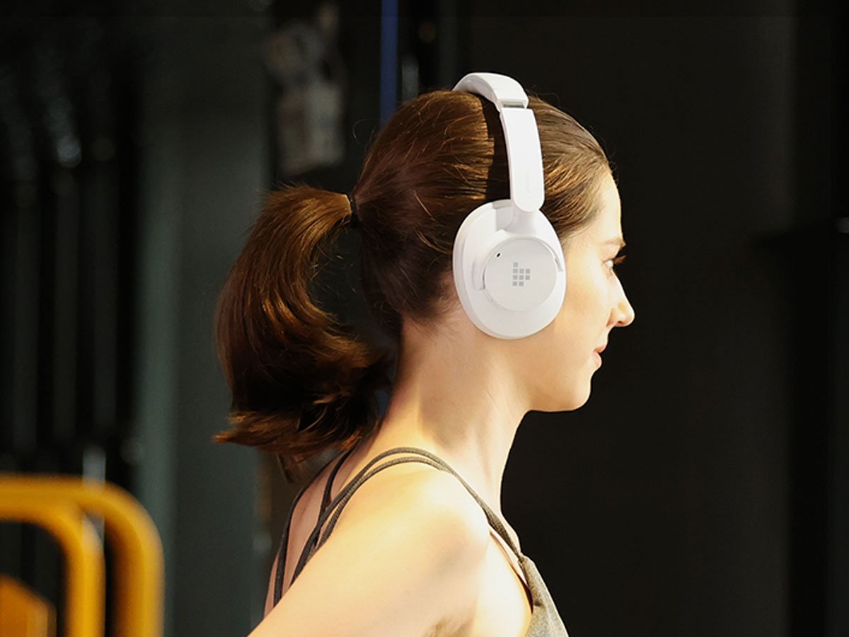 Słuchawki bezprzewodowe Tronsmart Sounfii Q20S Białe - Grafika lifestyle
