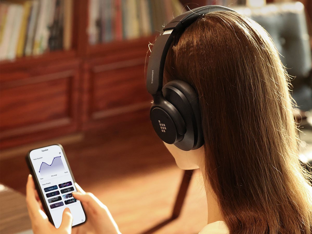Słuchawki bezprzewodowe Tronsmart Sounfii Q20S Czarne - Grafika lifestyle