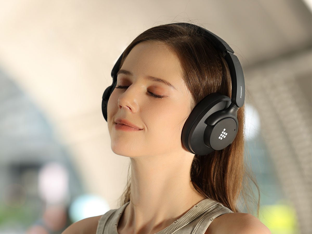 Słuchawki bezprzewodowe Tronsmart Sounfii Q20S Czarne - Grafika lifestyle