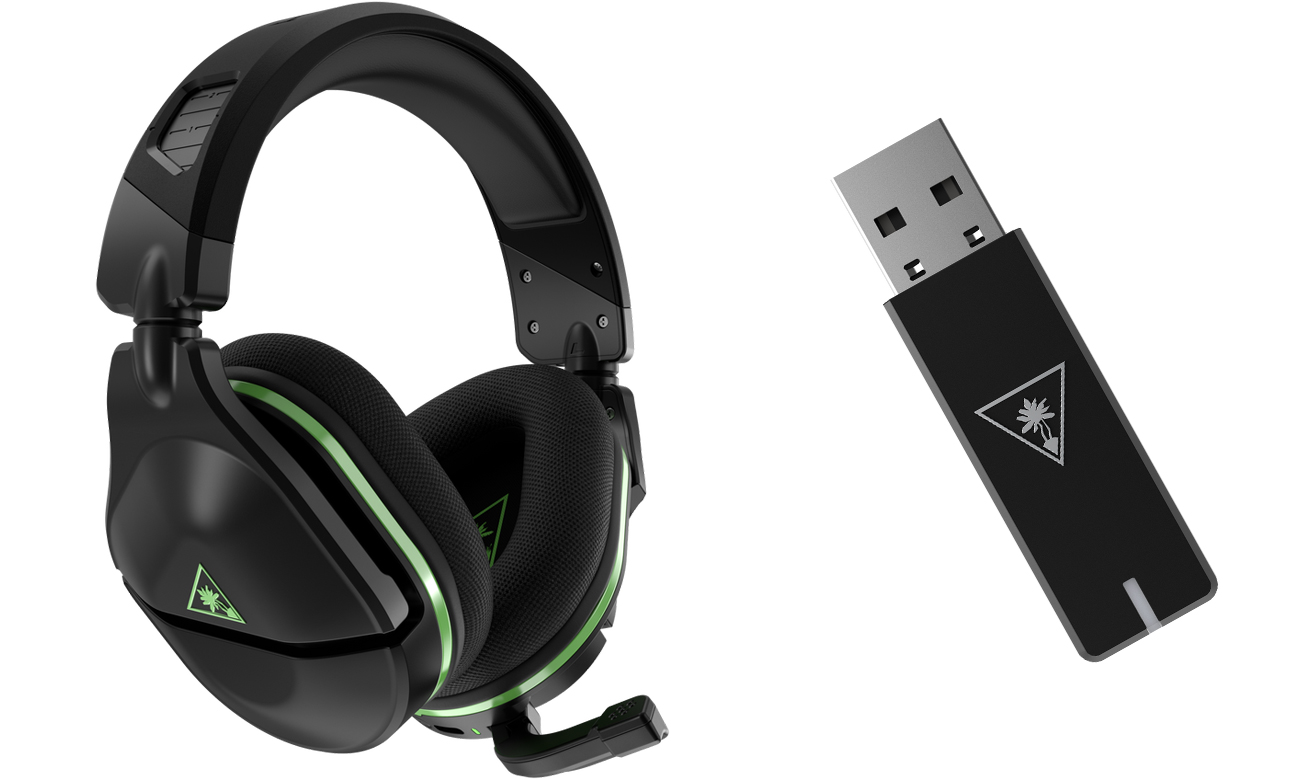 Bezprzewodowy zestaw słuchawkowy Turtle Beach STEALTH 600 GEN2 USB (Xbox) - Widok od przodu pod kątem wraz z adapterem bezprzewodowym