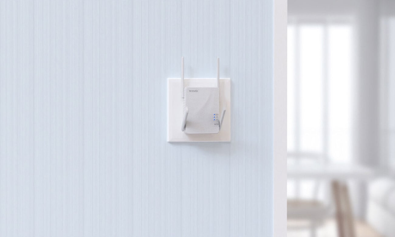 Access Point Tenda A21 wpięty do gniazdka na ścianie