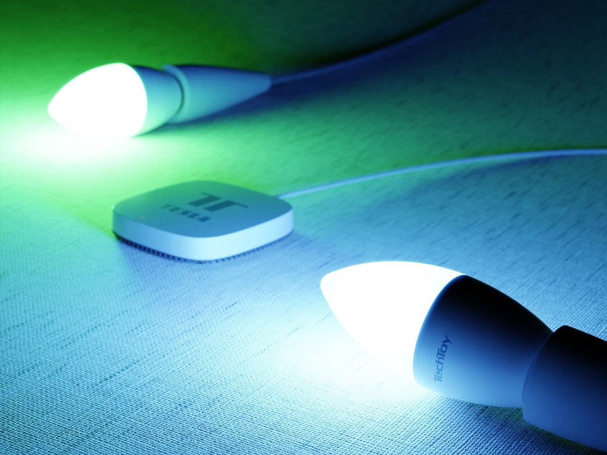 Inteligentna żarówka Tesla TechToy E14 ZigBee - Grafika lifestyle