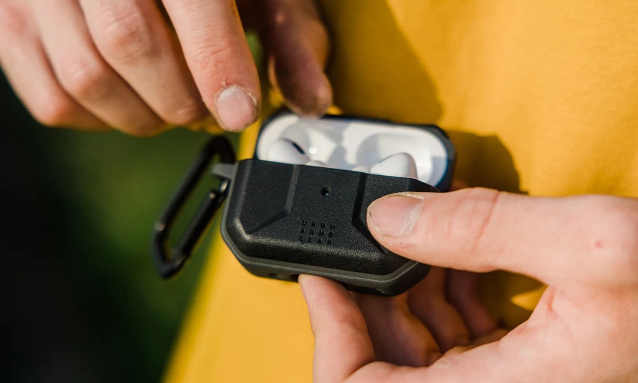 Etui ochronne UAG Civilian do AirPods Pro 2 generacji Black - Grafika lifestyle