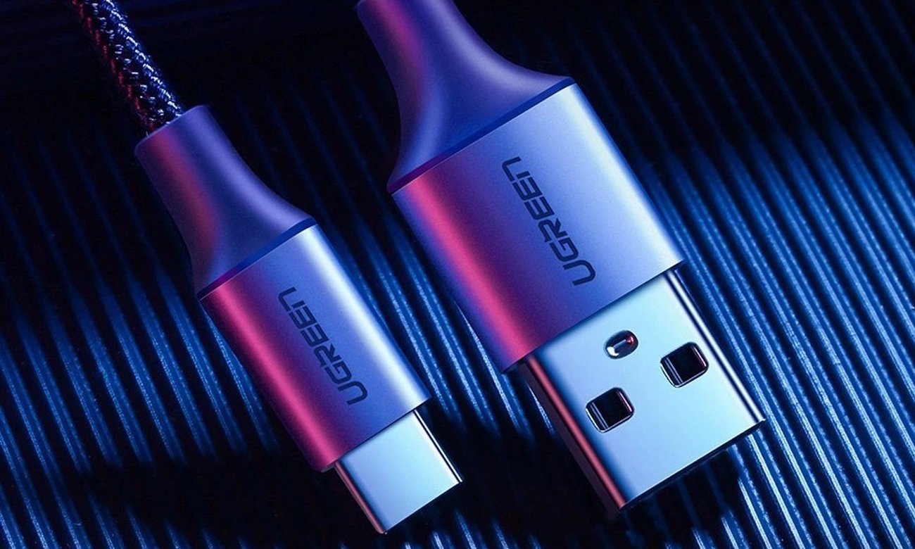 Kabel USB do USB-C UGREEN US288 QC3.0 0,25 m z aluminiową wtyczką - Grafika lifestyle