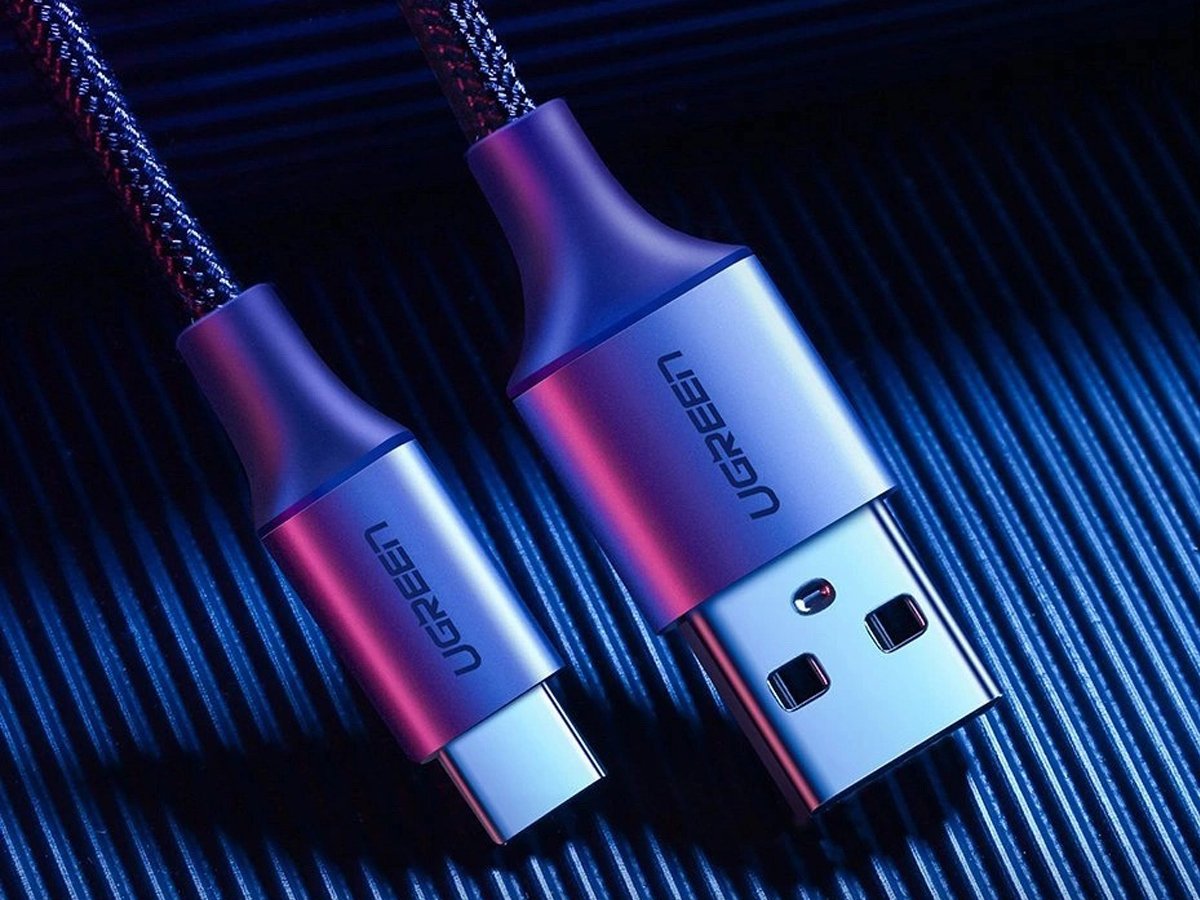 Kabel USB do USB-C UGREEN US288 QC3.0 0,25 m z aluminiową wtyczką - Grafika lifestyle