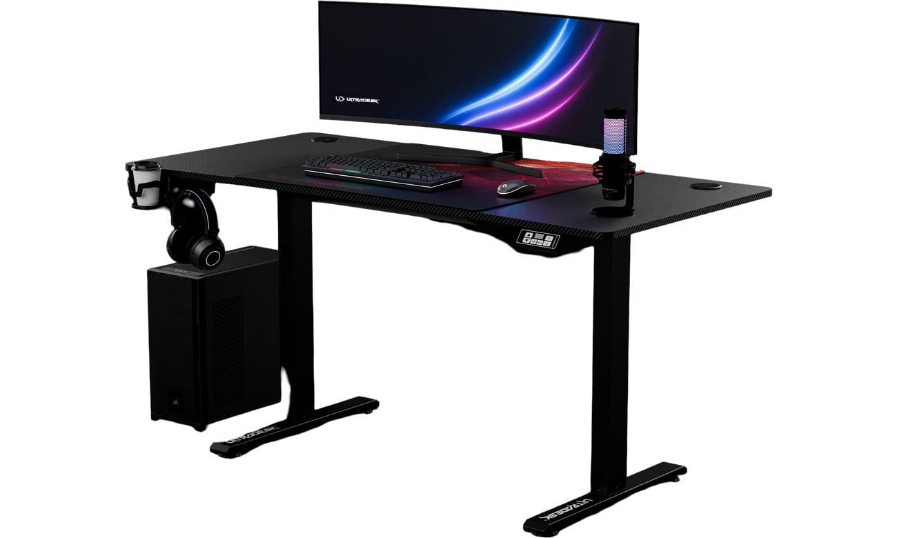 Biurko gamingowe Ultradesk Level V2 Czarno-czerwone - Widok od przod pod kątem wraz ze sprzętem komputerowym