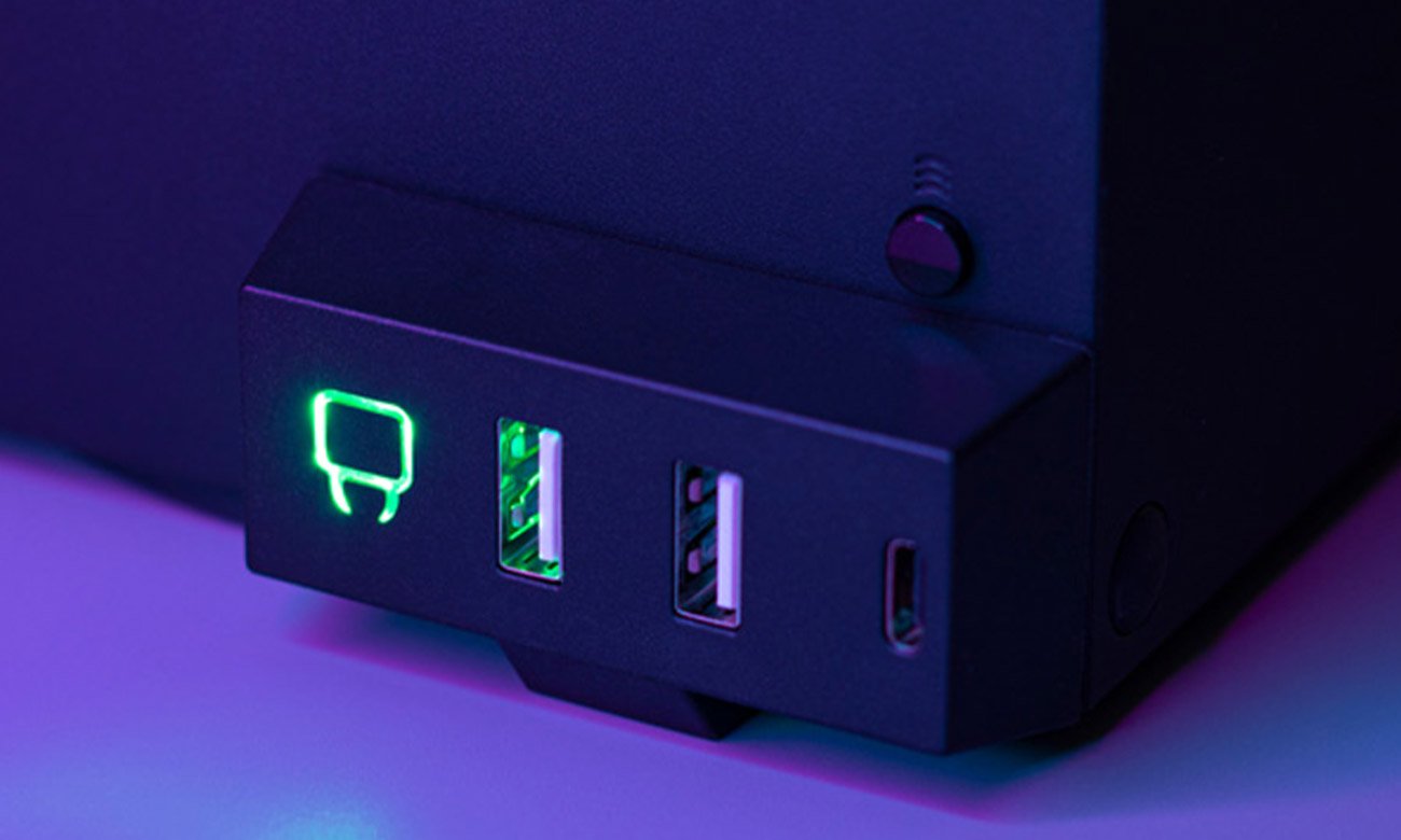 Rozszerzenie Hub 3x USB Venom VS2884 zamontowany na konsoli Xbox Series X|S