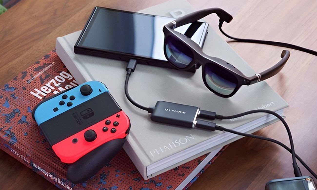 Adapter do okularów i ładowania USB-C Viture One-CtoG-Adp-Blk - Grafika lifestyle
