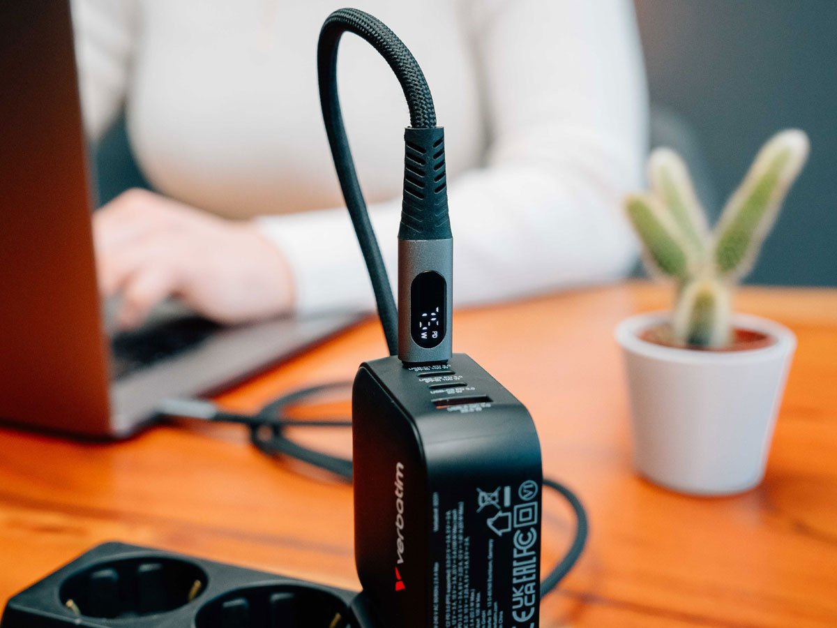 Verbatim Sync & Charge Cable USB-C to USB-C 240W 40 Gbps Display 120 cm wyświetlanie mocy