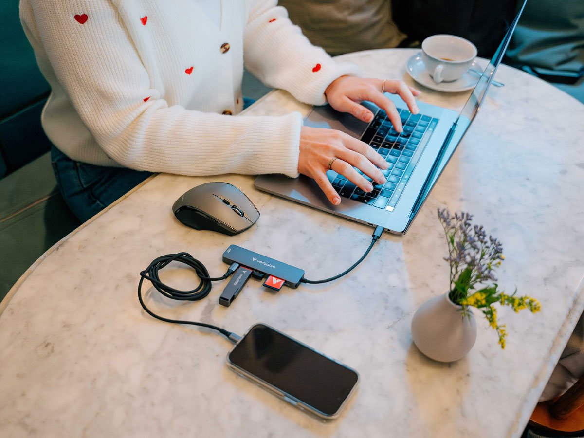 Verbatim USB-C Essentials Multiport Hub 6 Port with card reader podłączanie