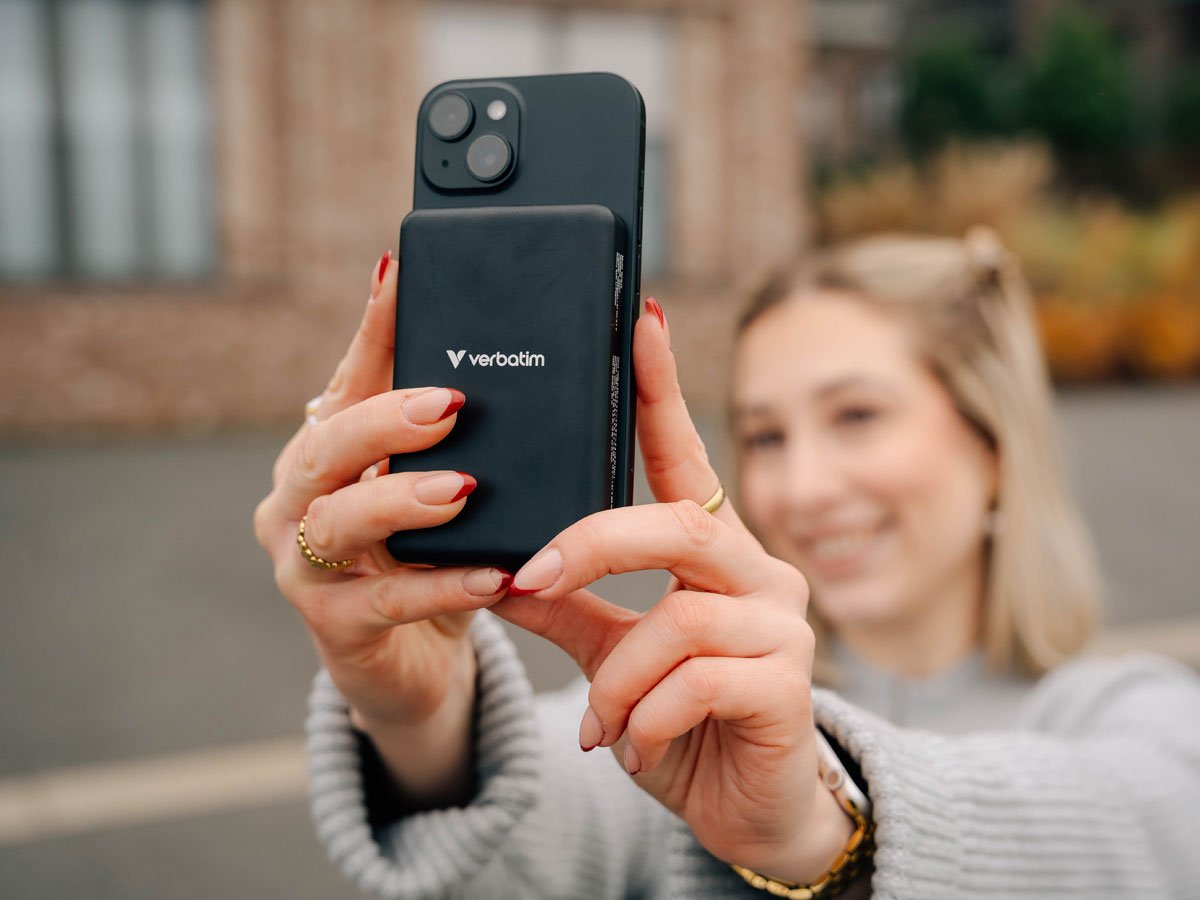 Verbatim Charge ´n´ Go Essentials Power Bank Magnetic Wireless robienie selfie