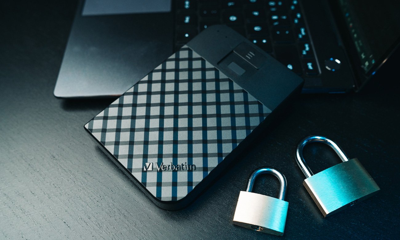 Dysk zewnętrzny HDD Verbatim Executive Fingerprint Secure Czarny - Grafika lifestyle