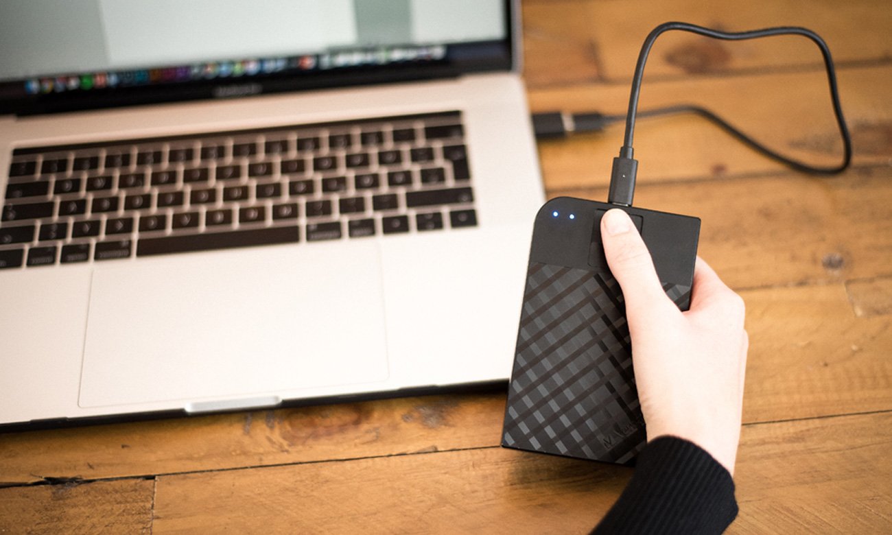Dysk zewnętrzny HDD Verbatim Executive Fingerprint Secure Czarny - Grafika lifestyle