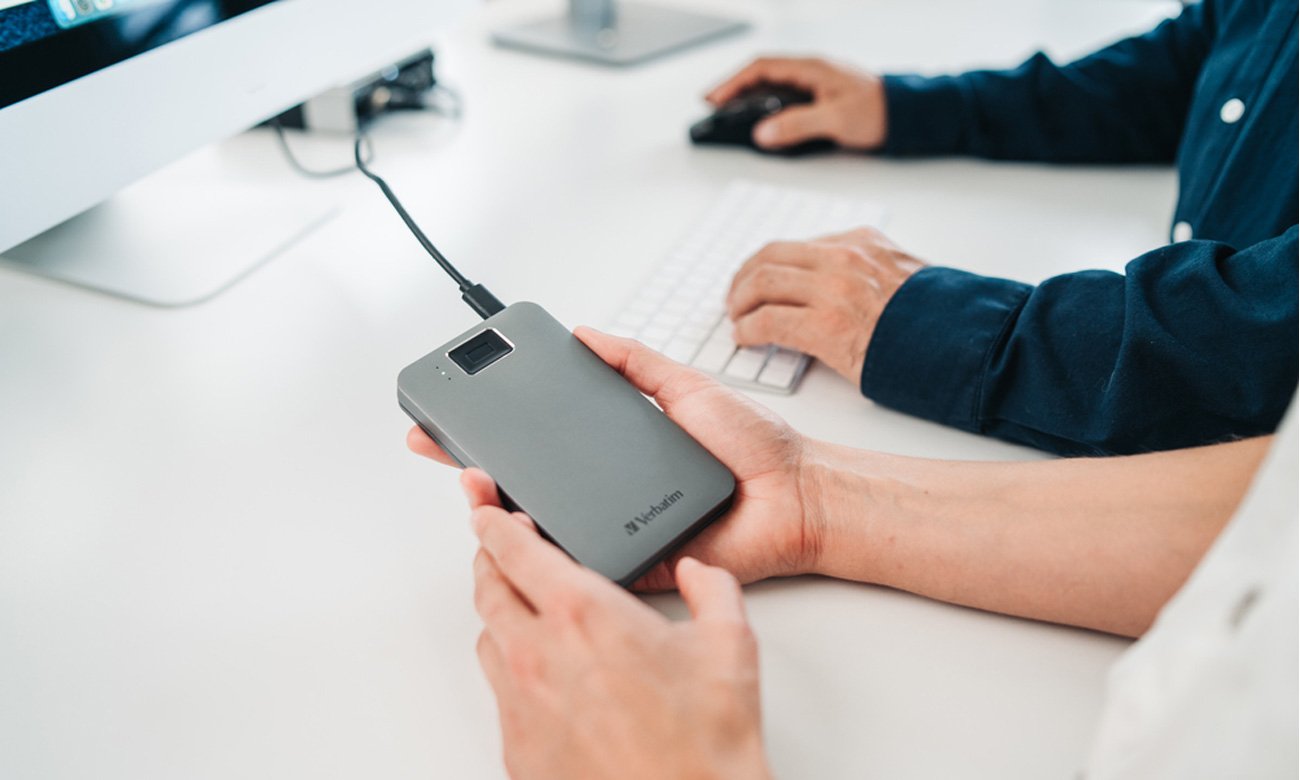 Dysk zewnętrzny HDD Verbatim Executive Fingerprint Secure Space Grey - Grafika lifestyle