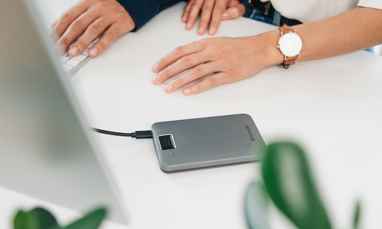 Dysk zewnętrzny HDD Verbatim Executive Fingerprint Secure Space Grey - Widok od przodu pod kątem