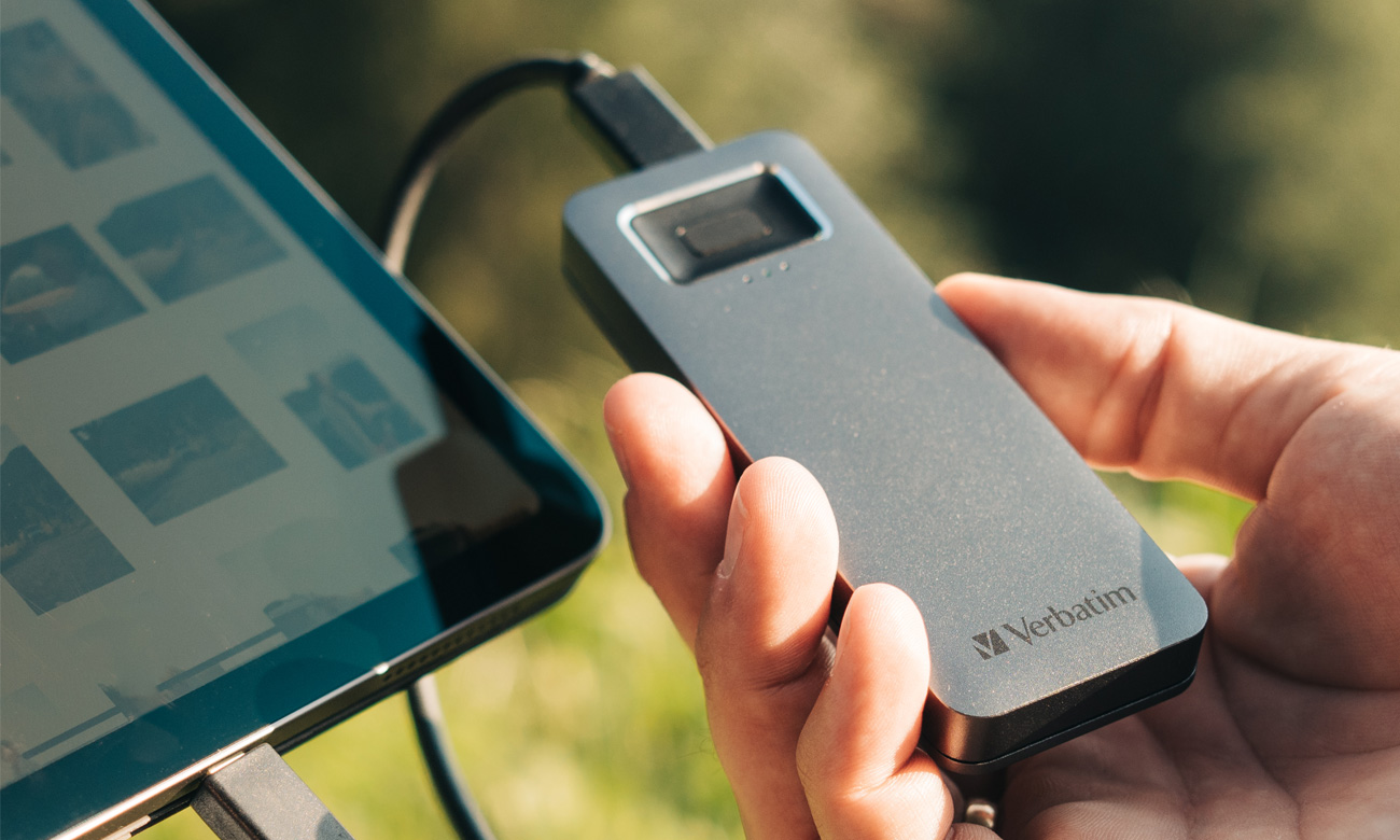 Dysk zewnętrzny SSD Verbatim Executive Fingerprint Secure - Grafika lifestyle