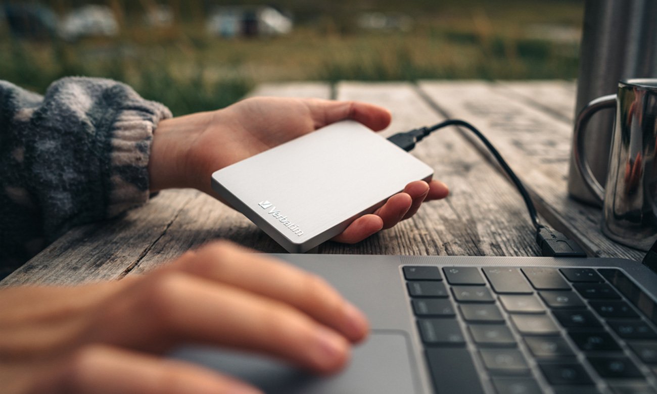 Dysk zewnętrzny HDD Verbatim Store'n'Go Alu Slim - Grafika lifestyle