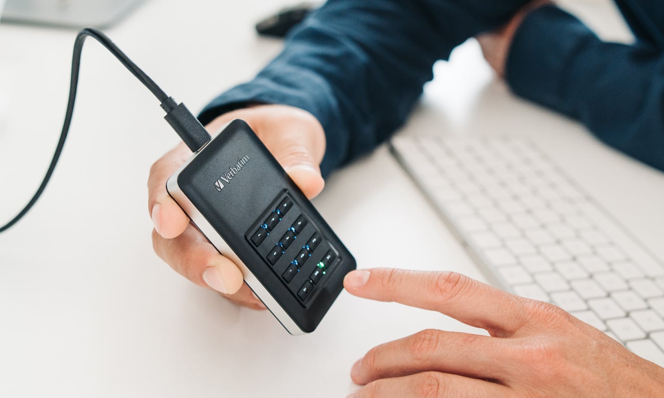 Dysk zewnętrzny SSD Verbatim Store 'n' Go Portable z dostępem z klawiatury - Grafika lifestyle