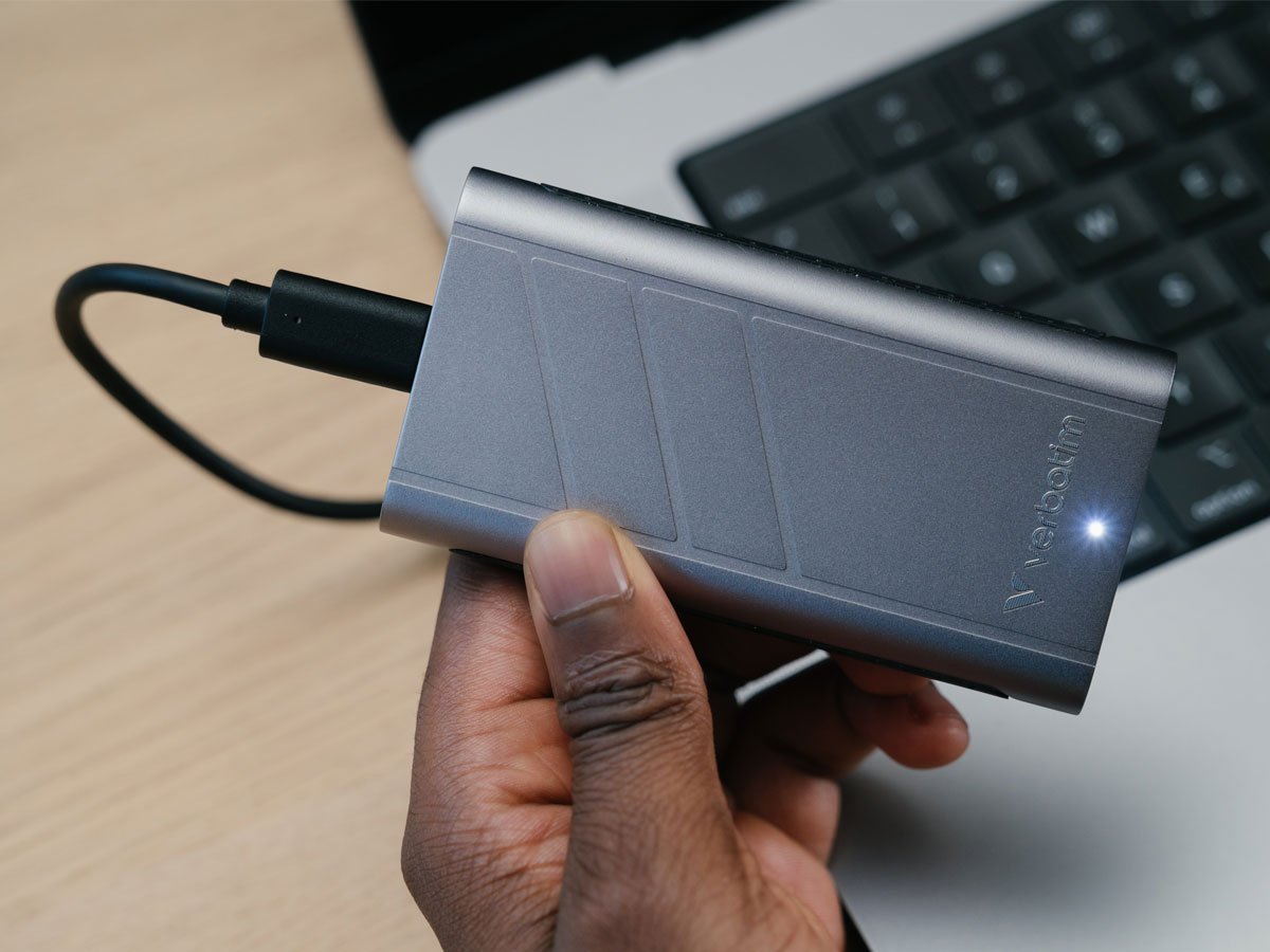 Dysk zewnętrzny SSD Verbatim TurboMetal SSD USB4 - Grafika lifestyle