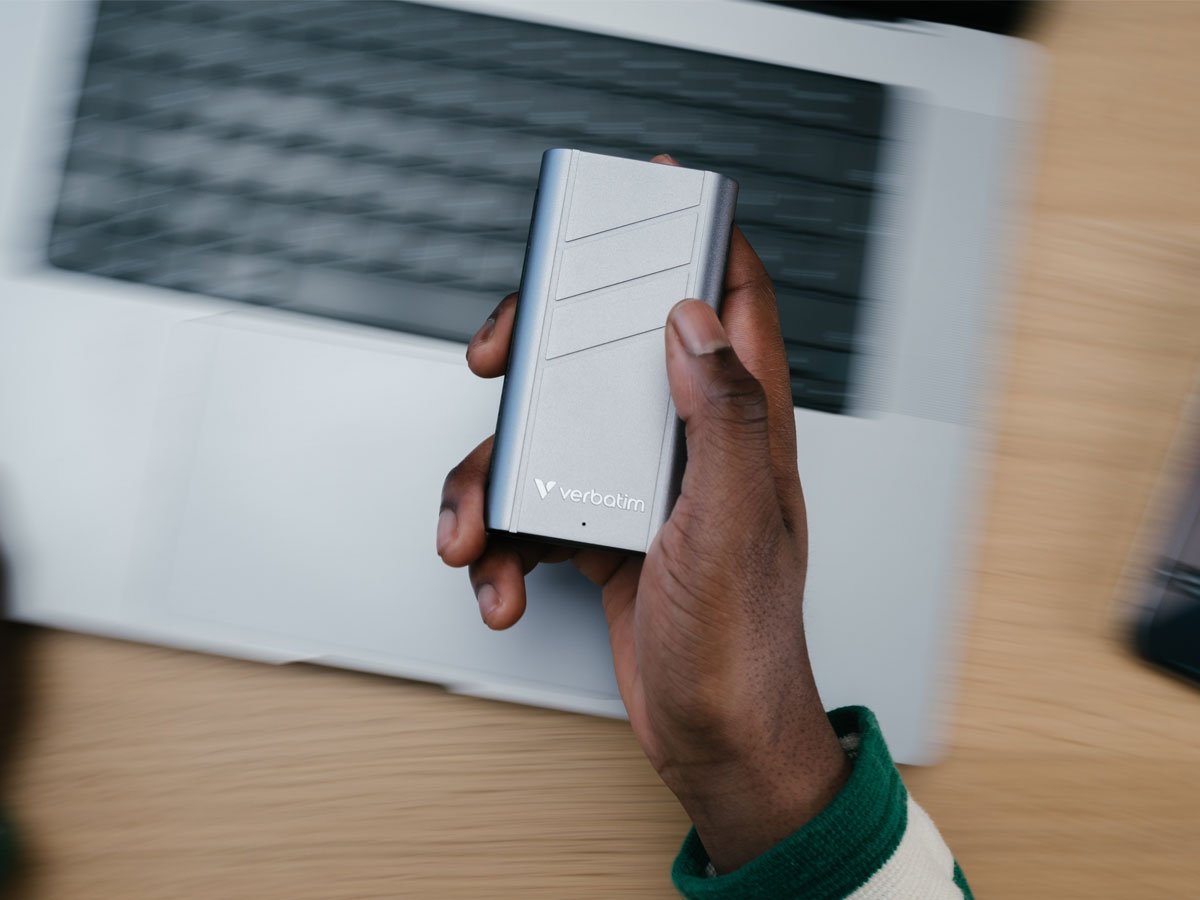 Dysk zewnętrzny SSD Verbatim TurboMetal SSD USB4 - Grafika lifestyle