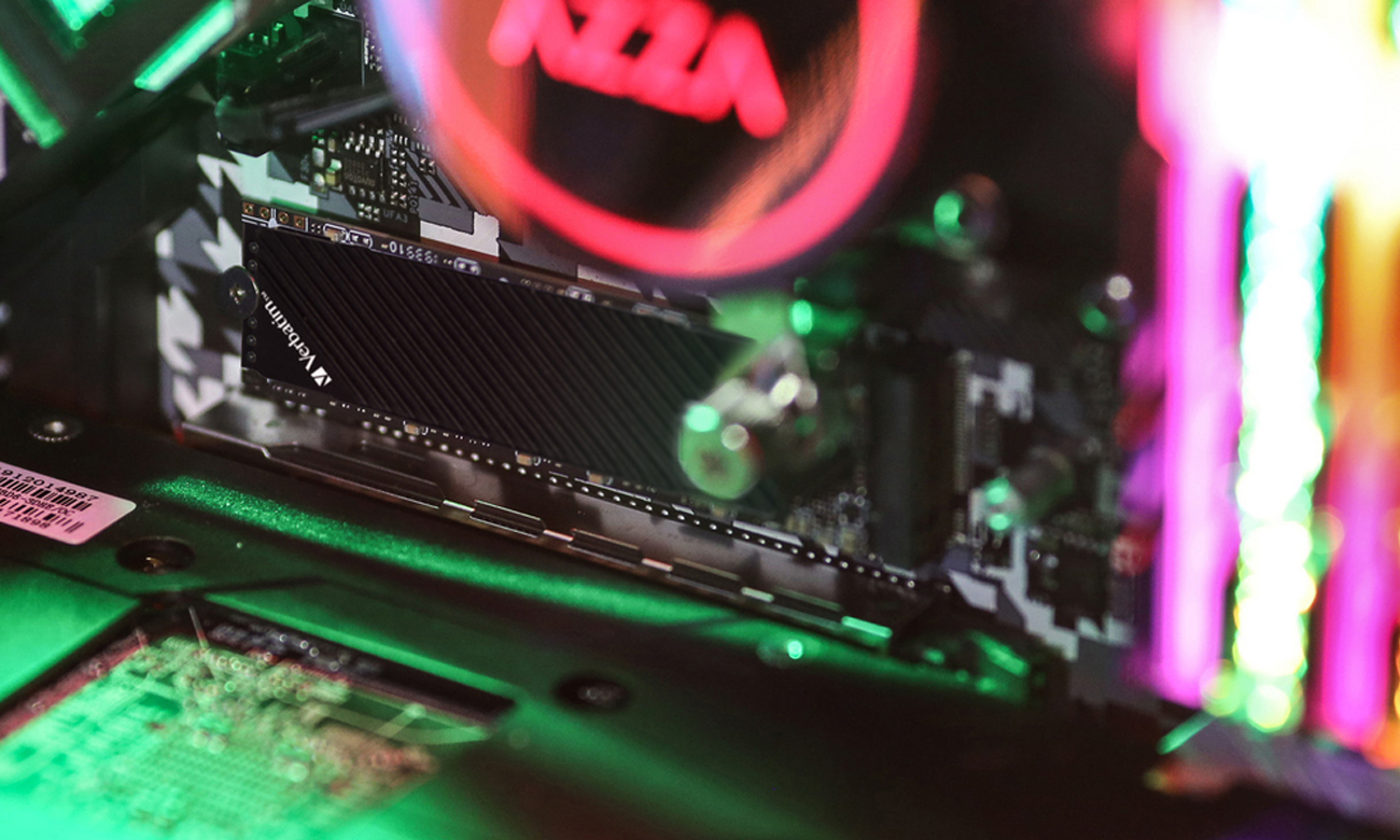 Dysk SSD M.2 PCIe NVMe Verbatim Vi7000G Heatsink - Grafika lifestyle