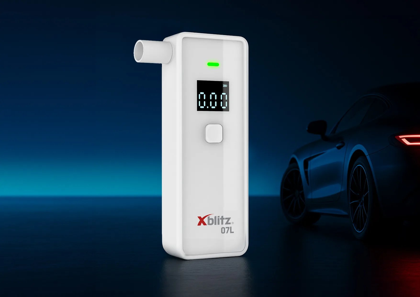 Alkomat elektroniczny Xblitz 07L z wyświetlaczem LCD, diodą LED i pięcioma ustnikami, zaprezentowany obok samochodu