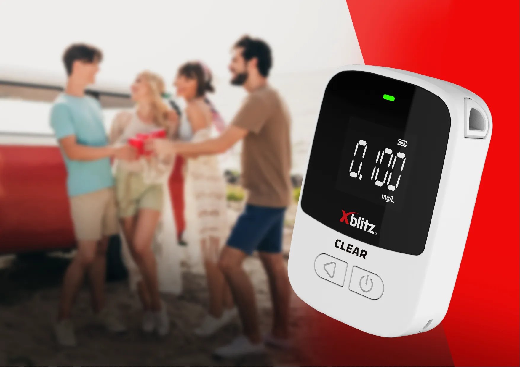 Zbliżenie na ekran LCD alkomatu z przykładowym wynikiem; nad wyświetlaczem widoczna mała dioda sygnalizacyjna.