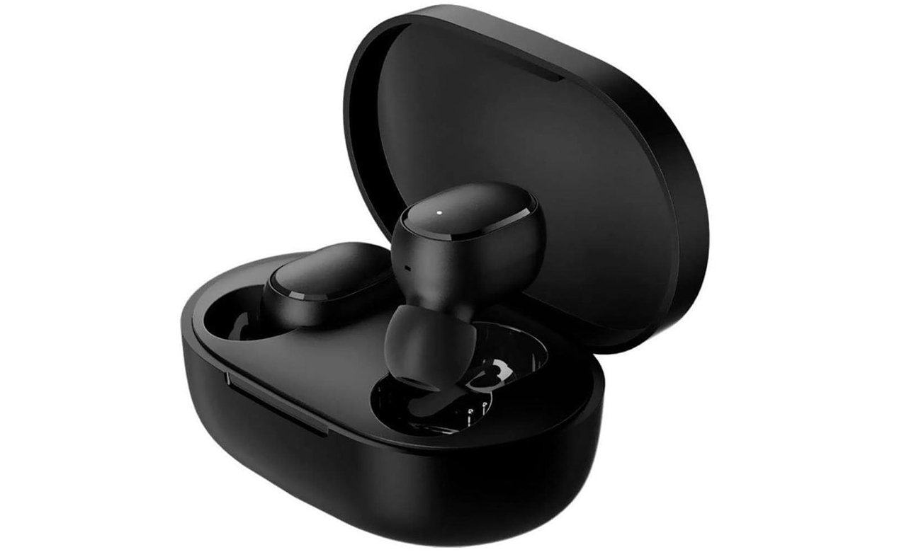 Słuchawki bezprzewodowe Xiaomi Redmi Buds Essential Czarne - Widok od przodu pod kątem wraz z otwartym etui ładującym