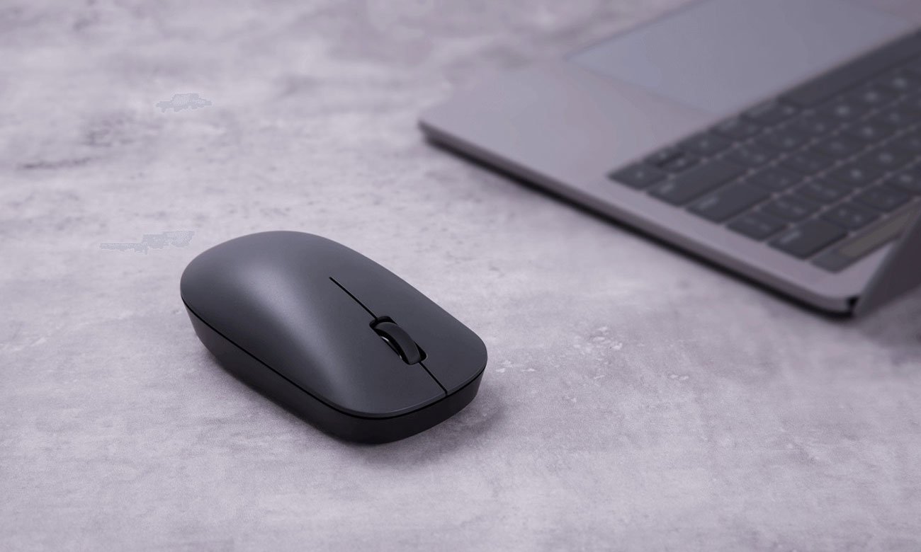 Xiaomi Wireless Mouse Lite na biurku koło laptopa