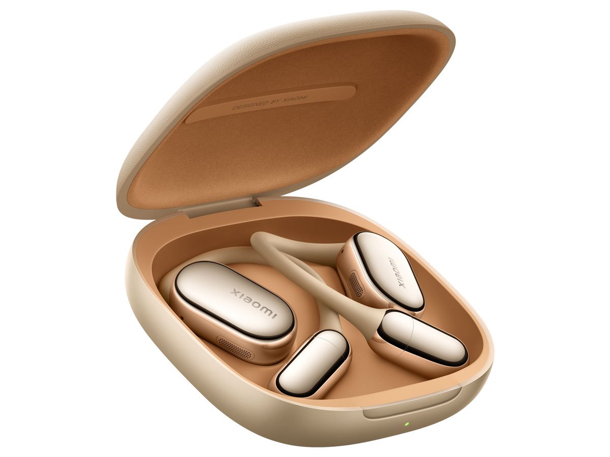 Słuchawki bezprzewodowe Xiaomi OpenWear Stereo Pro Sand Gold - Widok od przodu pod kątem wraz z otwartym etui ładującym