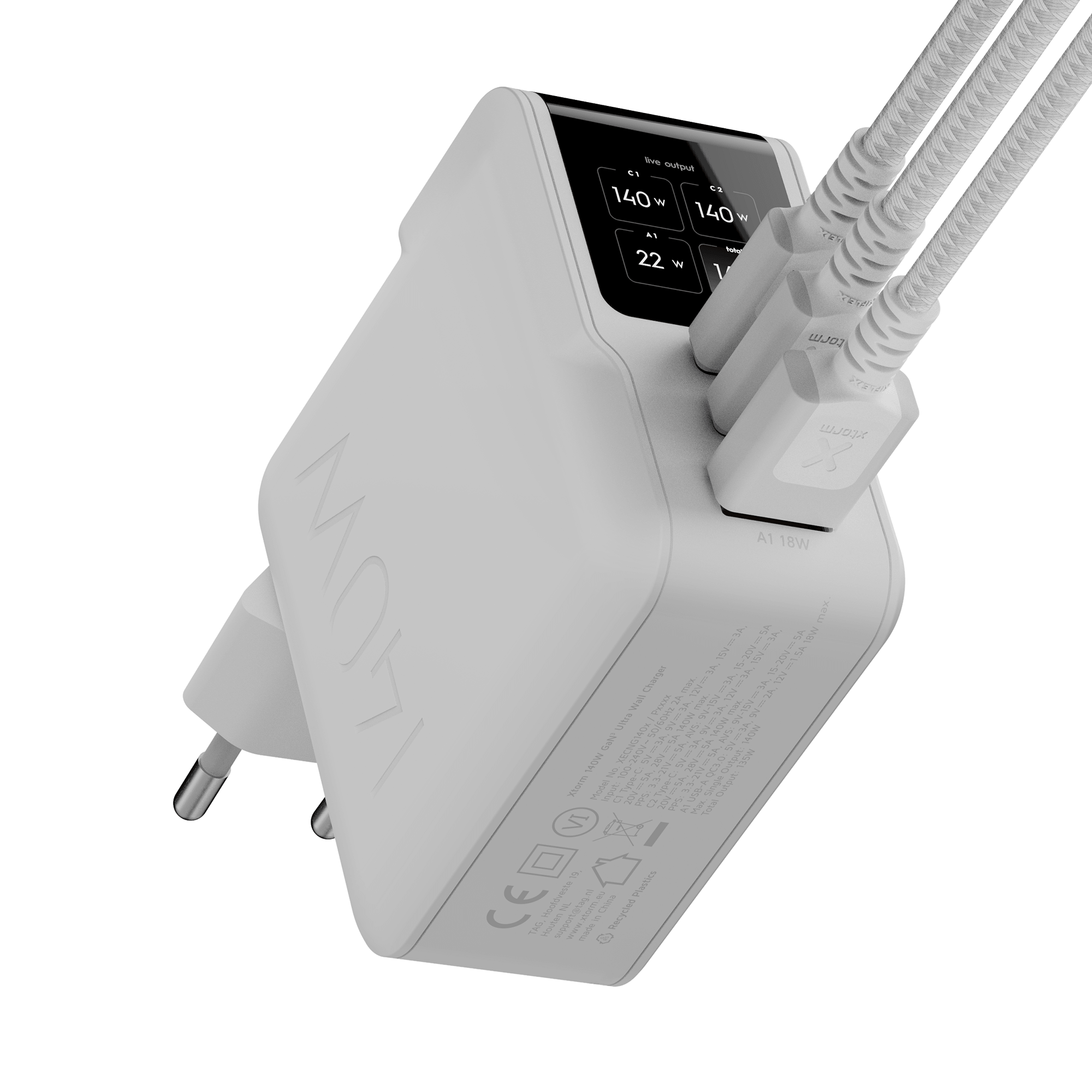 Xtorm XECNG140x z trzema przewodami podłączonymi do portów USB-C i USB-A