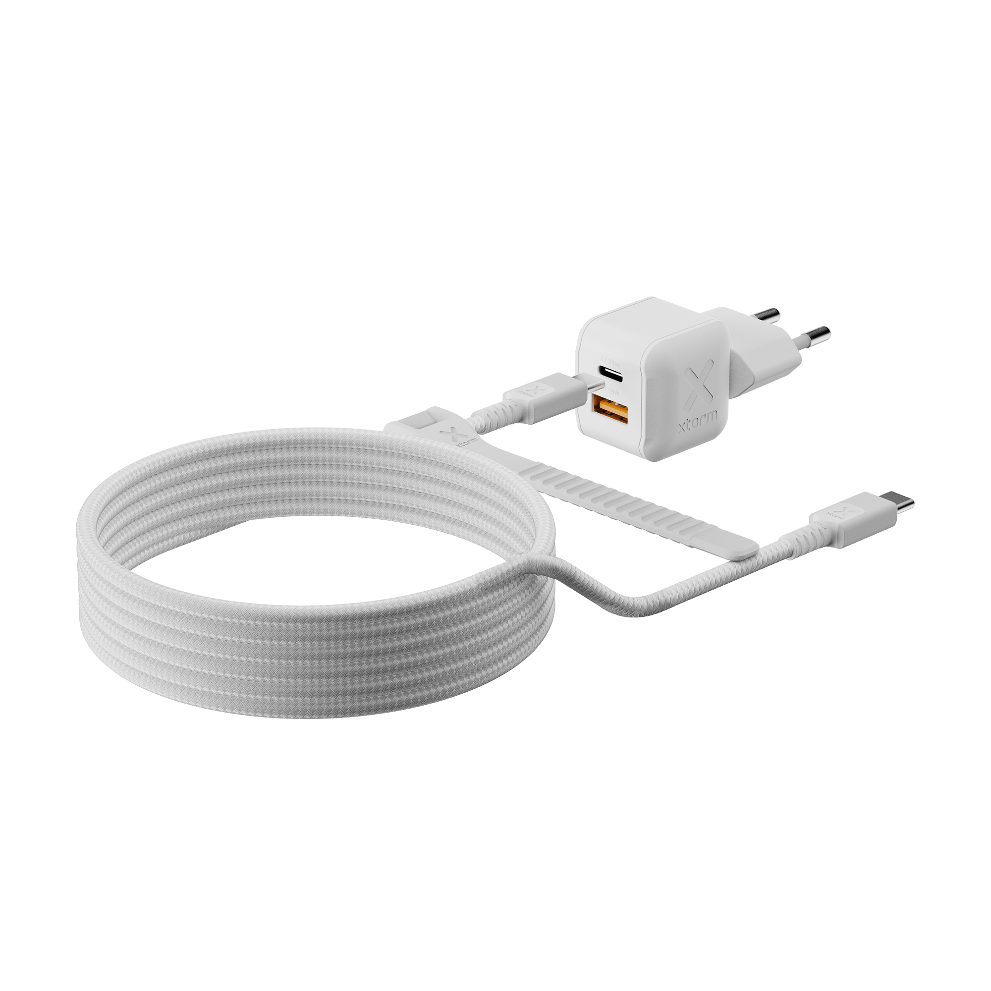 Biała ładowarka Xtorm XECNG250 z przewodami do portów USB-C i USB-A