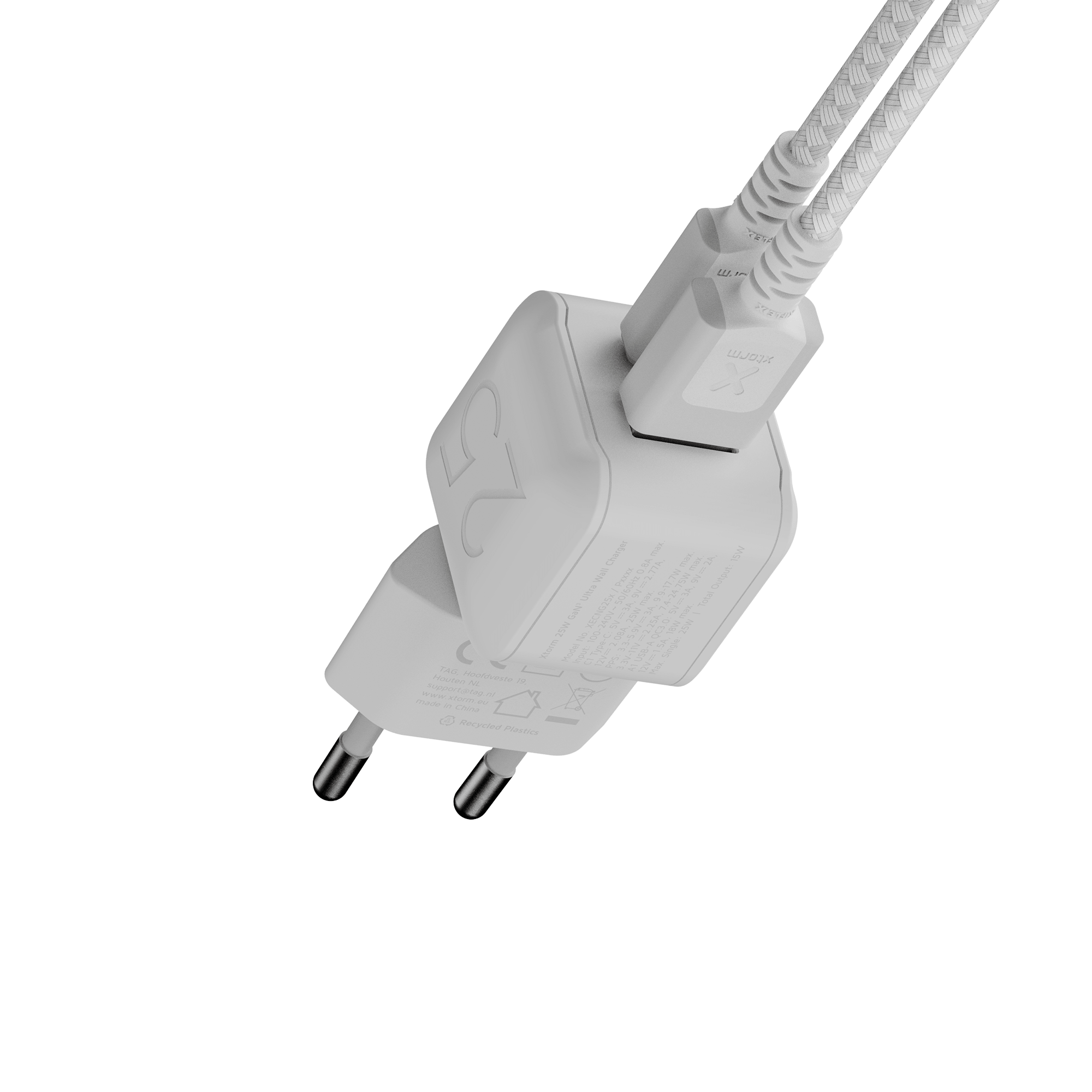 Biała ładowarka Xtorm XECNG250 z przewodami podłączonymi do portów USB-C i USB-A