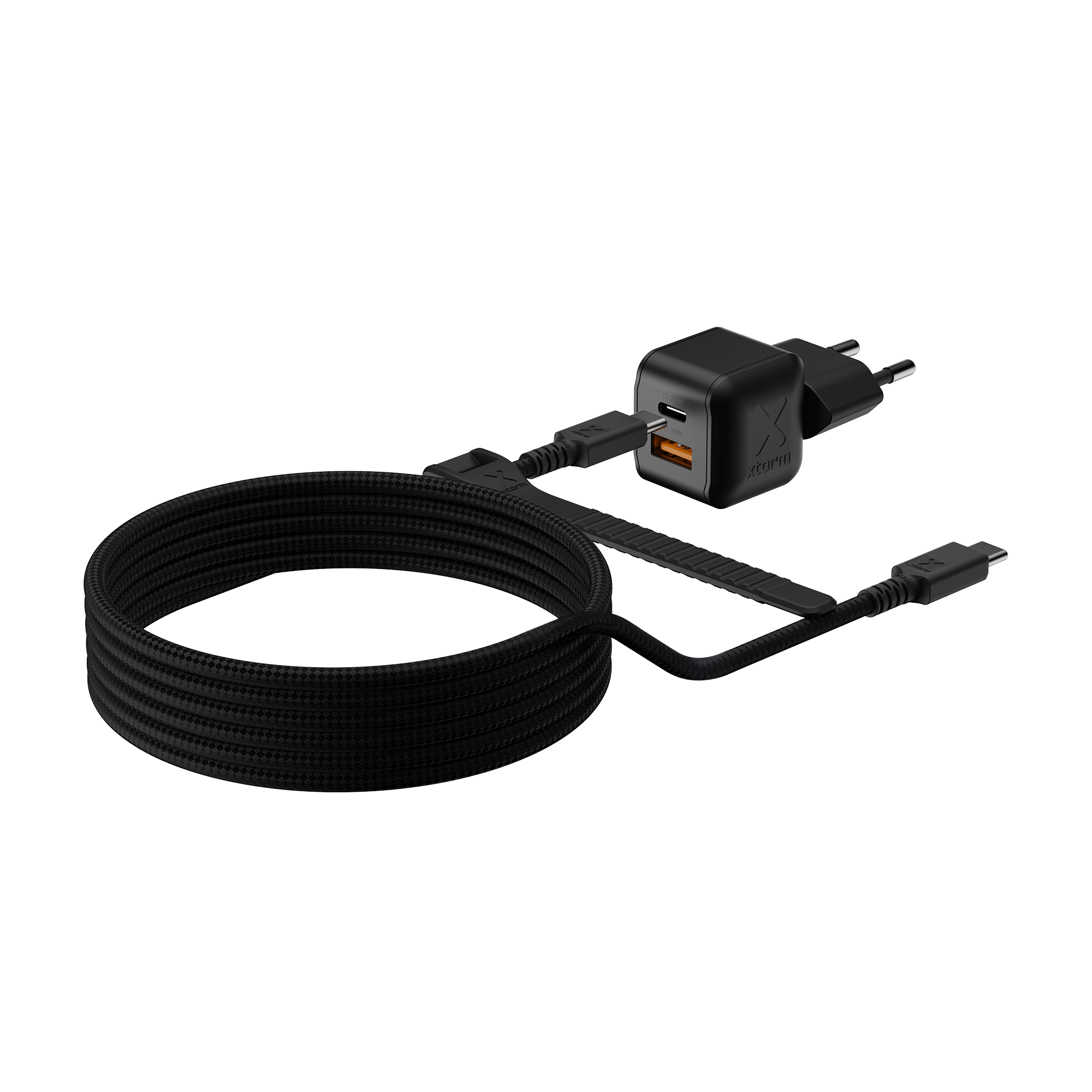 Czarna ładowarka Xtorm XECNG251 z przewodami do portów USB-C i USB-A