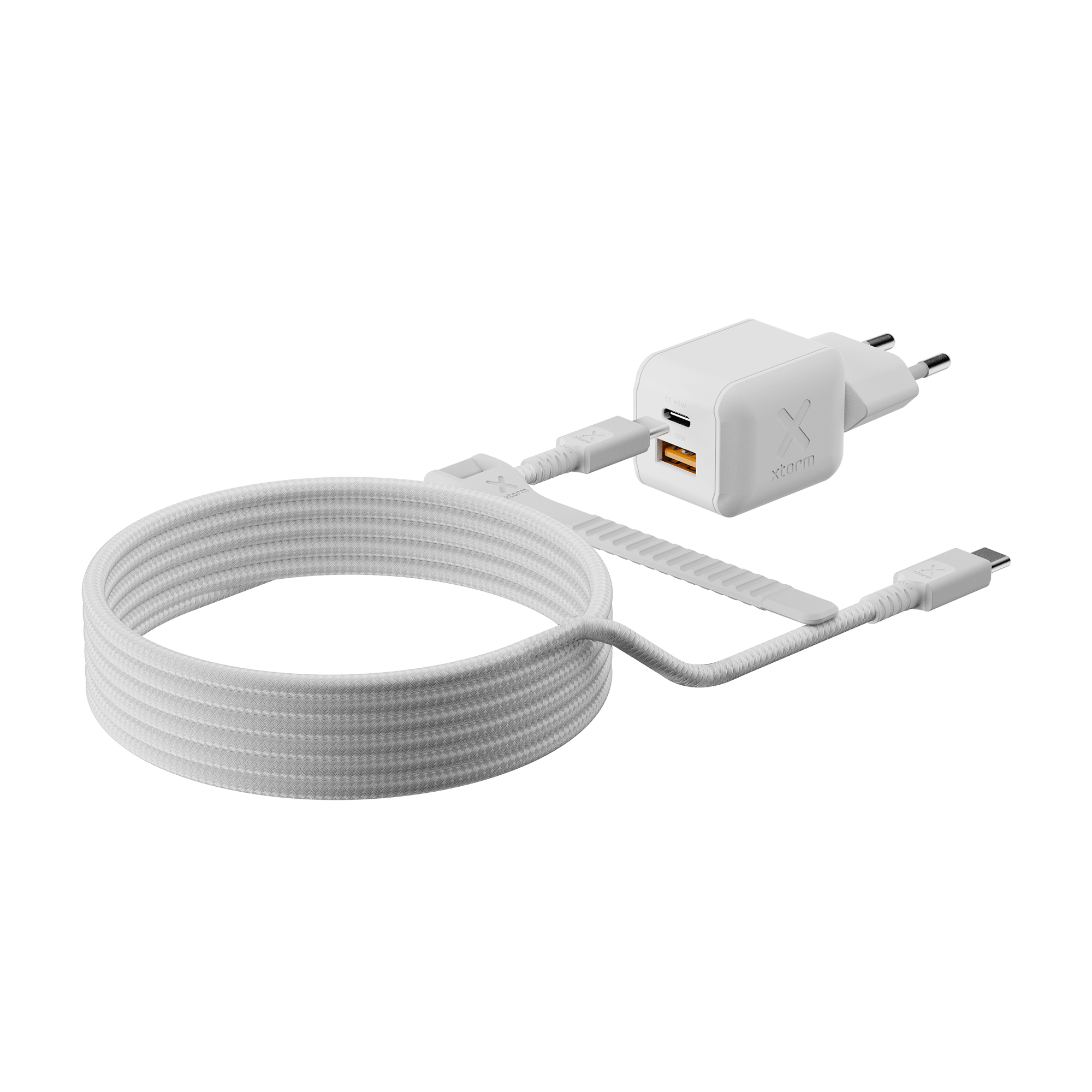 Biała ładowarka Xtorm XECNG450 z przewodami do portów USB-C i USB-A