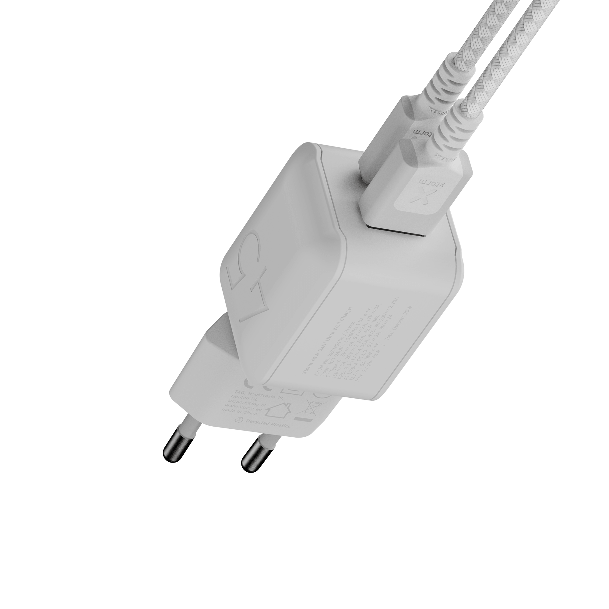 Biała ładowarka Xtorm XECNG450 z przewodami podłączonymi do portów USB-C i USB-A