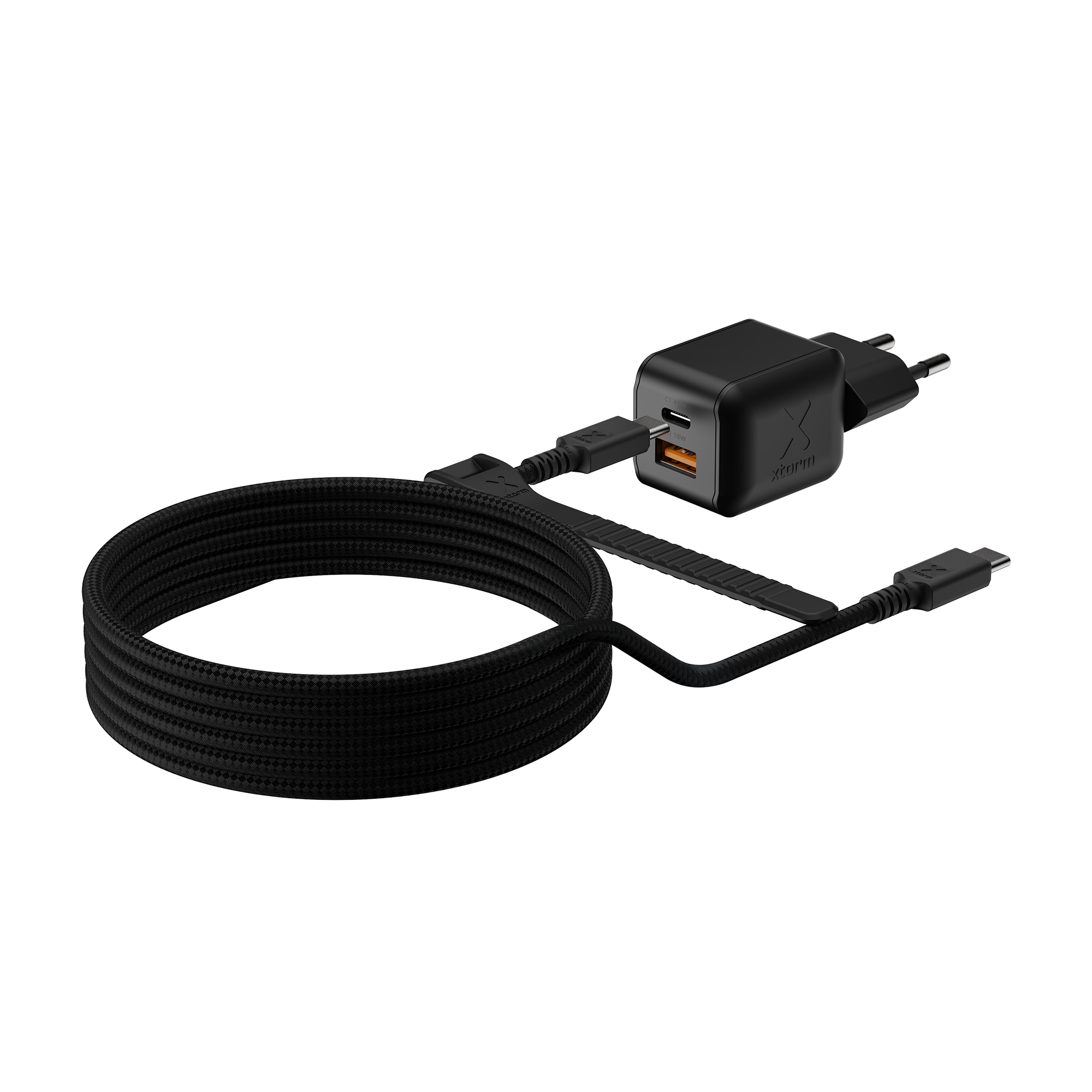 Czarna ładowarka Xtorm XECNG451 z przewodami do portów USB-C i USB-A