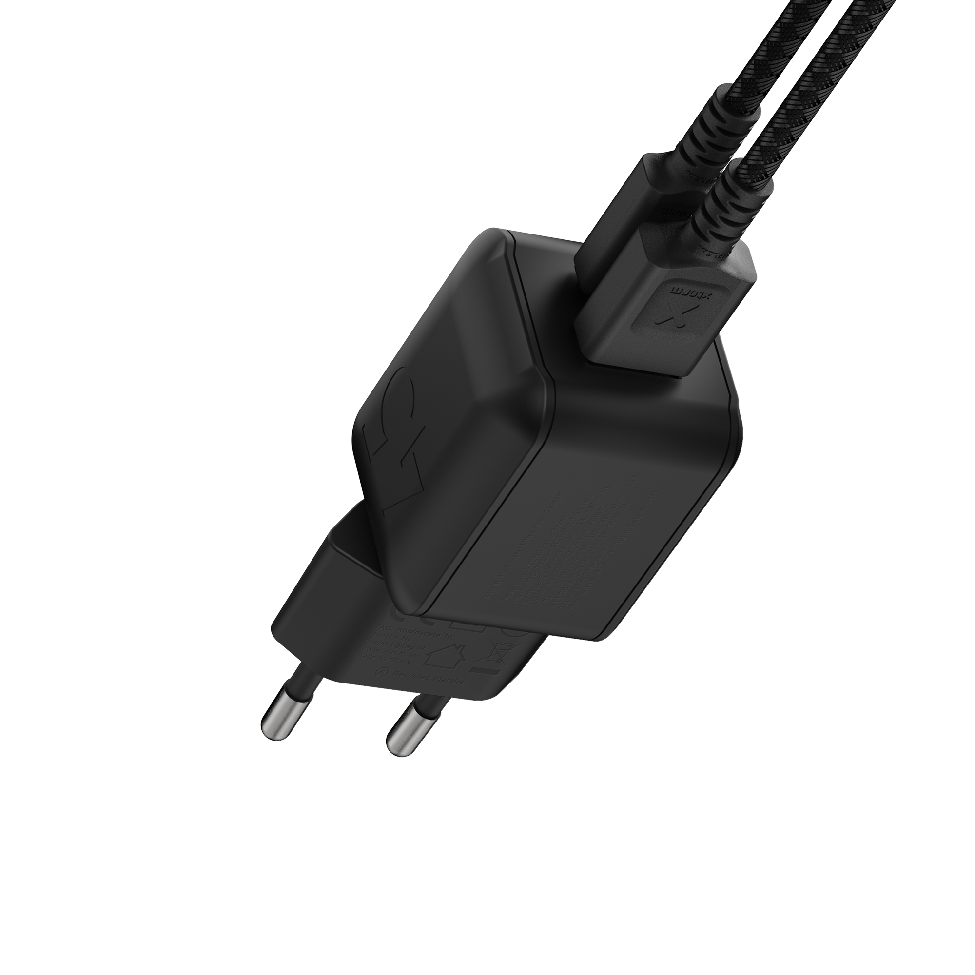 Czarna ładowarka Xtorm XECNG451 z przewodami podłączonymi do portów USB-C i USB-A
