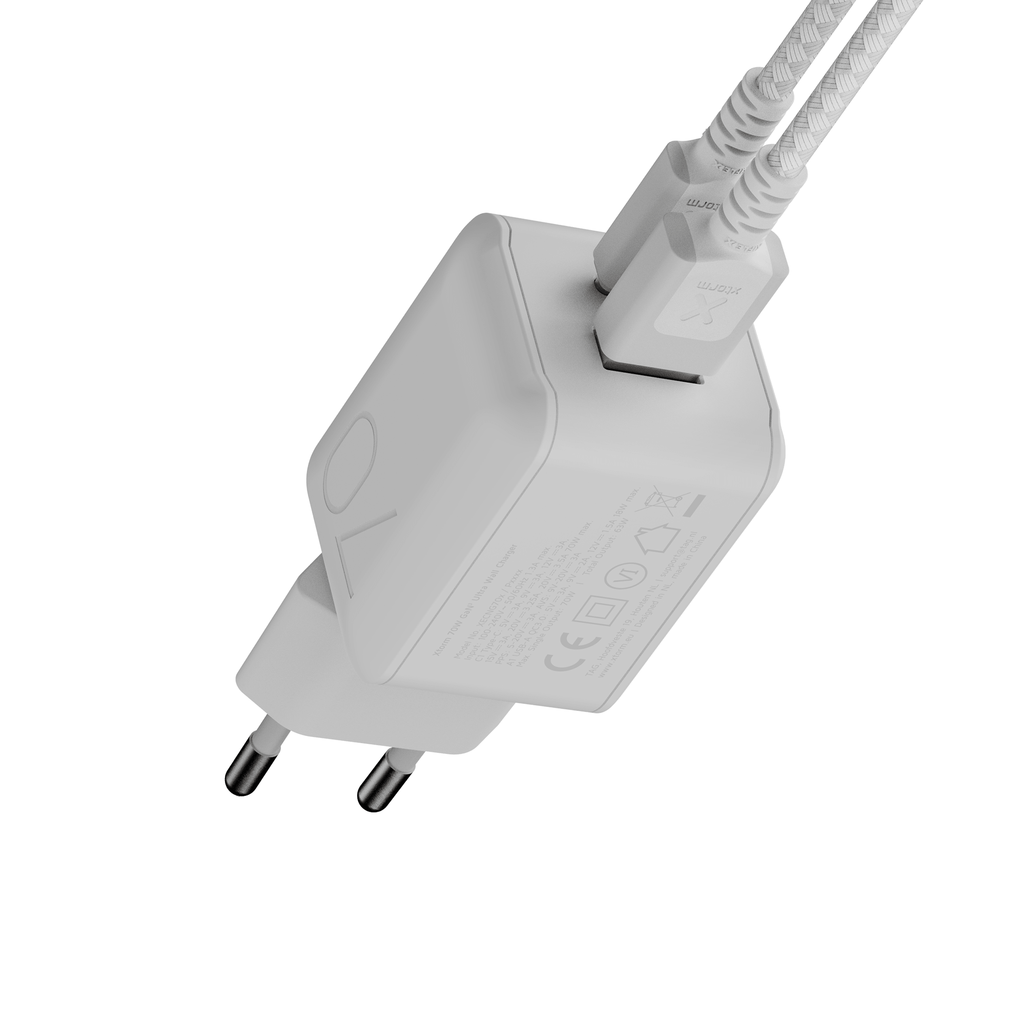 Biała ładowarka Xtorm XECNG700 z przewodami podłączonymi do portów USB-C i USB-A