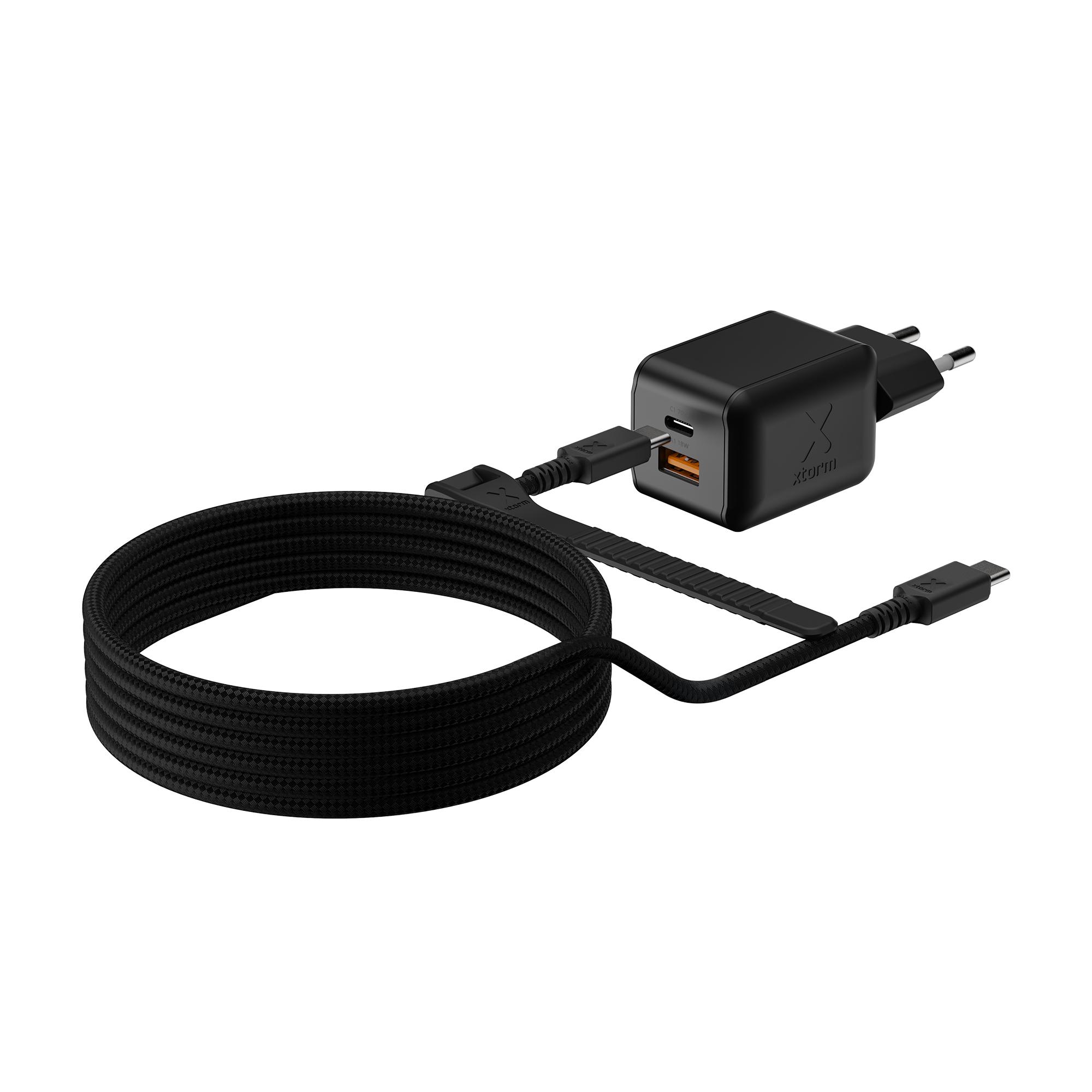 Czarna ładowarka Xtorm XECNG701 z przewodami do portów USB-C i USB-A