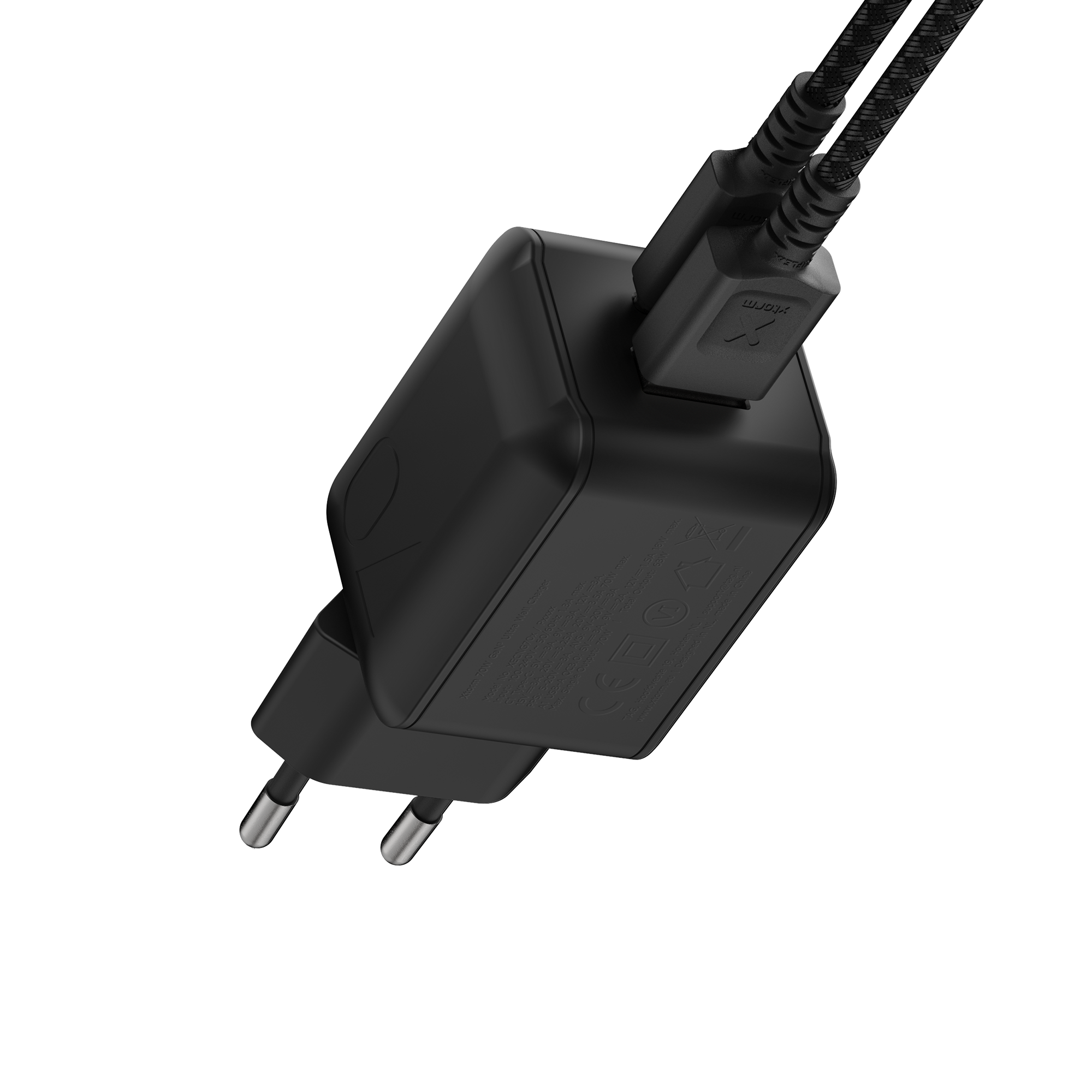 Czarna ładowarka Xtorm XECNG701 z przewodami podłączonymi do portów USB-C i USB-A