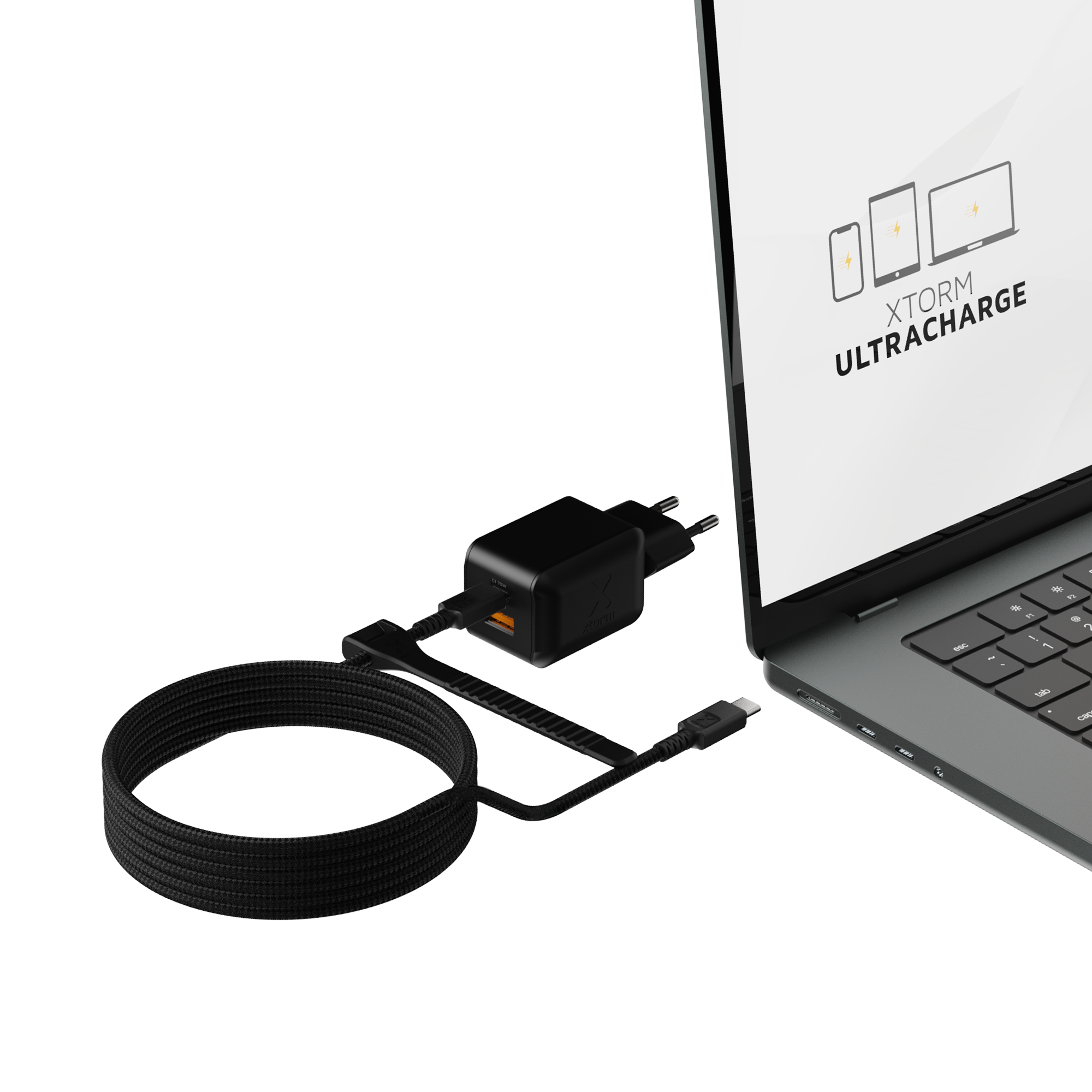 Czarna ładowarka Xtorm XECNG701 zasilająca laptop przewodem USB-C