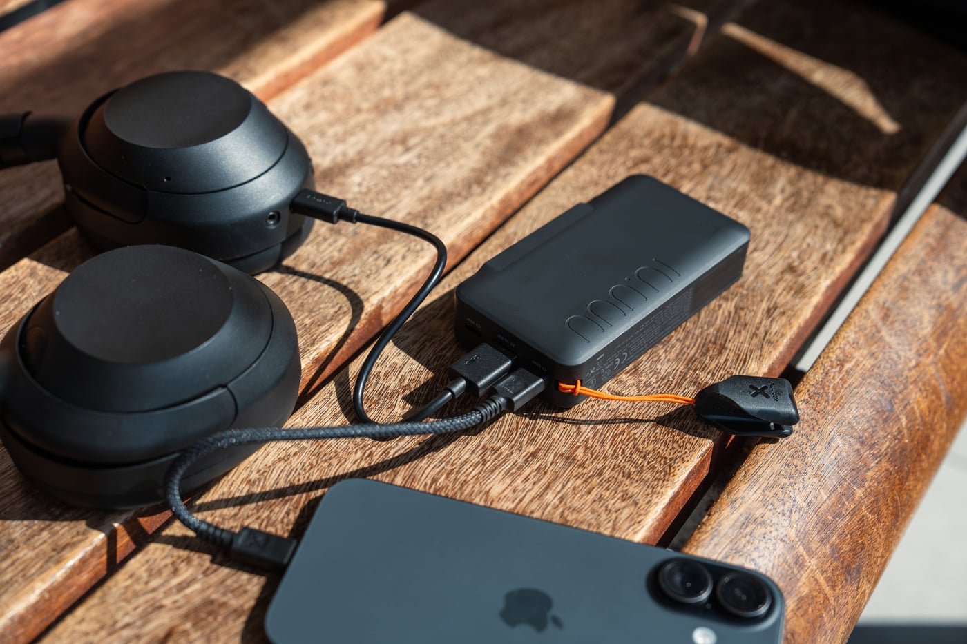 Biały powerbank Xtorm NextGen XNG100W35 podczas ładowania urządzeń
