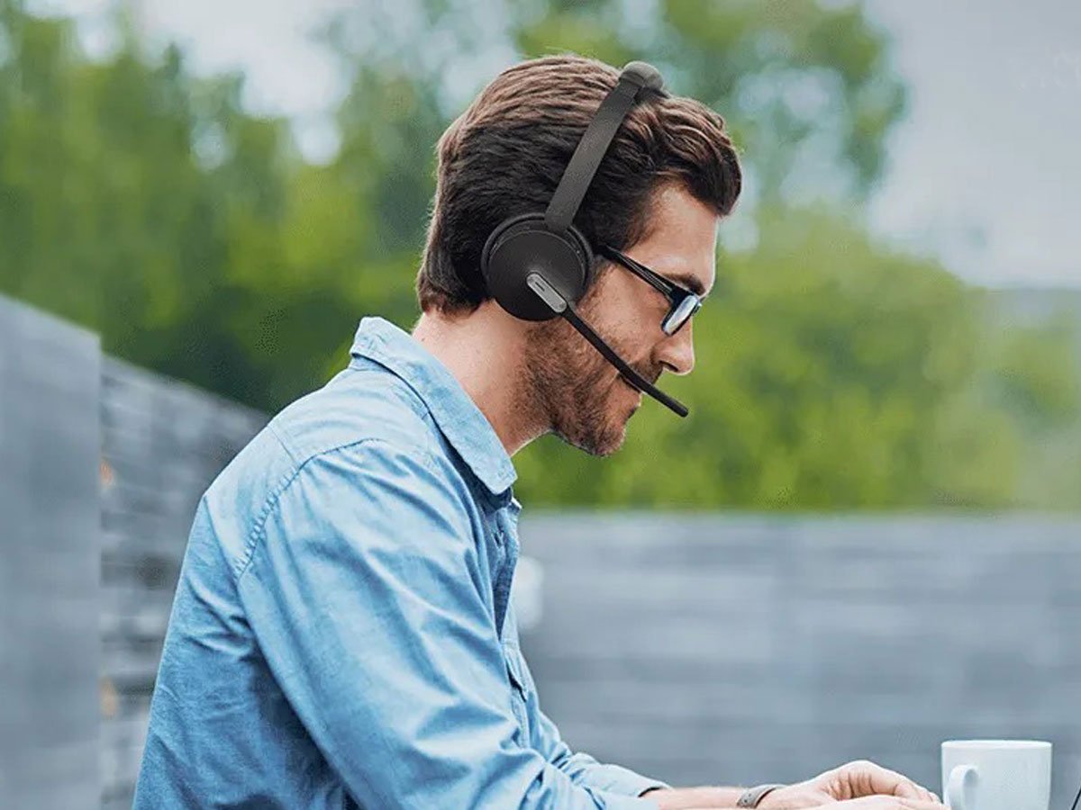 Zestaw słuchawkowy Yealink BH70 Dual Headset - Grafika lifestyle