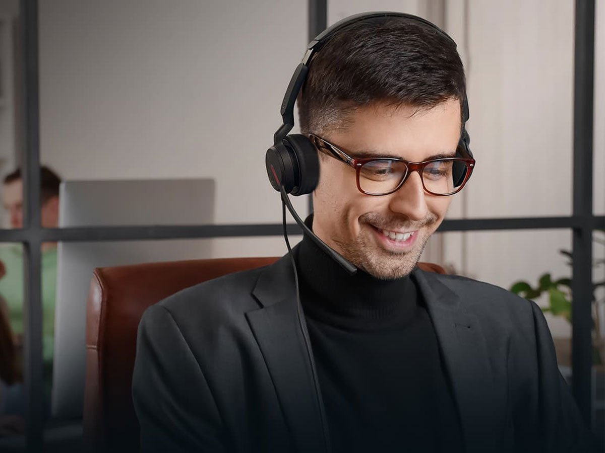 Zestaw słuchawkowy Yealink UH46 Dual Headset - Grafika lifestyle